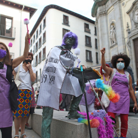 30/3/22-Un grupo de personas participa en una concentración convocada con motivo de los 10 años desde la aprobación del Convenio 189 sobre el trabajo decente para las trabajadoras y trabajadores domésticos, a 16 de junio de 2021, en Madrid, (España).