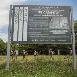 Cartel que recuerda el centro de torturas y represión de "El Campito" durante la dictadura argentina.