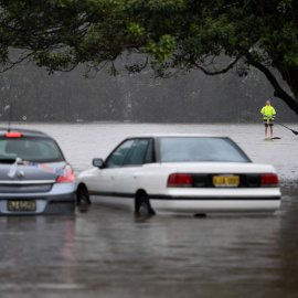 Dos coches atrapados en las inundaciones en Manly Vale, al norte de Sídney.