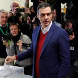 El presidente del Goibierno en funciones y candidato del PSOE a la presidencia del Gobierno, Pedro Sánchez, ejerce su derecho al voto en el colegio electoral instalado en el centro cultural Volturno. 37 millones de españoles con derecho a voto están ll