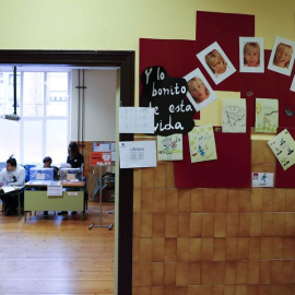 Aspecto que presenta un colegio electoral de Oviedo a primera hora de la mañana. EFE/ J.L. Cereijido