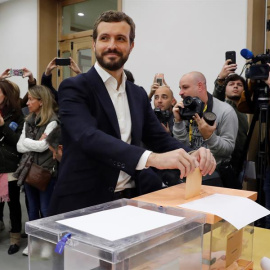 El presidente del Partido Popular Pablo Casado, deposita su voto en Madrid, hoy Domingo 10 de Noviembre. EFE/Ballesteros