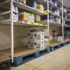 Una mujer compra leche este martes 29 de marzo de 2022 en un supermercado de San Sebastián, donde la huelga de transportistas está causando el desabastecimiento de algunos productos.