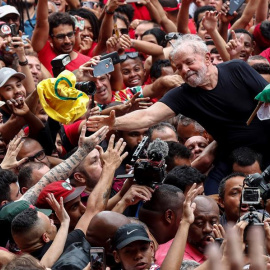 09/11/2019.- Simpatizantes del expresidente de Brasil Luiz Inácio Lula da Silva (c) lo llevan en hombros este sábado en Sao Bernardo do Campo (Brasil), su cuna política, en su primer día en libertad después de 1 año y 7 meses entre rejas. Lula afirm