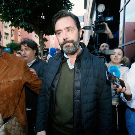 Miguel López, único procesado del caso, sale de la sala tras considerarle el jurado "no culpable" del asesinato. EFE/ Manuel Lorenzo