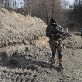 28/03/2022-Soldados de la Defensa Territorial ucraniana hacen guardia en un puesto de control de carreteras en Kiev (Ucrania), el 28 de marzo, en medio de la invasión rusa