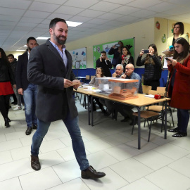 El líder de Vox, Santiago Abascal, en el colegio electoral de Madrid donde depositó su voto. EFE/Kiko Huesca