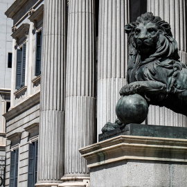 Fachada del Congreso de los Diputados de Madrid con sus emblemáticos leones.