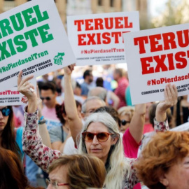 Manifestantes lucen carteles a favor del tren a Teruel en una manifestación celebrada en 2018 en Valencia. / Kai Försterling EFE