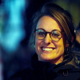 10/11/2019.- La cabeza de lista de la CUP, Mireia Vehí, escucha los primeros sondeos electorales de las elecciones generales que se han celebrado hoy en la sede del partido en Barcelona. EFE/Alberto Estévez