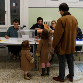 Un ciudadano vota en un colegio electoral de Madrid. (REUTERS)