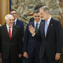 El rey Felipe VI; el presidente del Gobierno, Pedro Sánchez (c); el presidente del Tribunal Constitucional Cándido Conde-Pumpido (2i); el ministro de la Presidencia, Justicia y Relaciones con las Cortes del Gobierno, Félix Bolaños (i), la presidenta d