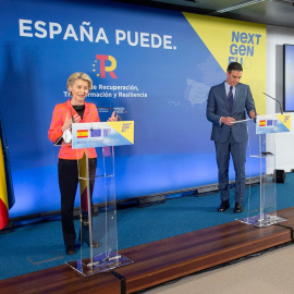 a presidenta de la Comisión Europea, Ursula von der Leyen y el presidente del Gobierno, intervienen después de su reunión, en la sede de Red Eléctrica de España, a 16 de junio de 2021, en Alcobendas, Madrid.