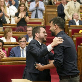 El presidente de la Generalitat en funciones, Pere Aragonès, saluda al diputado Ruben Wagensberg (d), que vuelve al Parlament después de regresar a España tras el archivo del caso Tsunami.