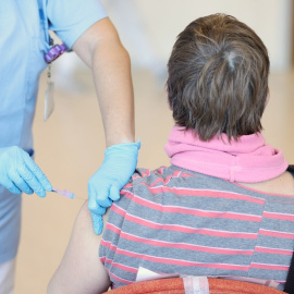 Una persona recibe una vacuna contra el Covid-19, en el Hospital Infanta Sofía, a 30 de diciembre de 2021, en San Sebastián de los Reyes, Madrid.