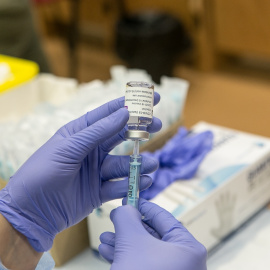 Una profesional sanitaria sostiene un vial de la vacuna AstraZeneca contra la COVID-19 en el Hospital de Mérida, Extremadura.