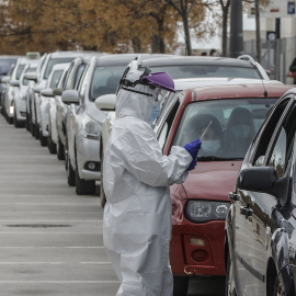 Un sanitario realiza una prueba PCR a una persona desde su vehículo para la detección del coronavirus a las puertas del Hospital de Campaña próximo al de La Fe, en València, a 25 de enero de 2021.