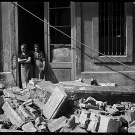 09/11/2019.- Fotografía de dos mujeres que observan los efectos de un bombardeo en el barrio de la Barceloneta de Barcelona, en 1937. EFE/Antoni Campañá