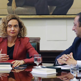La presidenta de la Cámara, Meritxell Batet (c), junto al vicepresidente segundo de la Mesa del Congreso, Alfonso Rodríguez Gómez de Celis (d),
