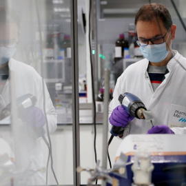 Un trabajador en los laboratorios de la farmacéutica PharmaMar, en la localidad madrileña de Colmenar Viejo. REUTERS/Susana Vera