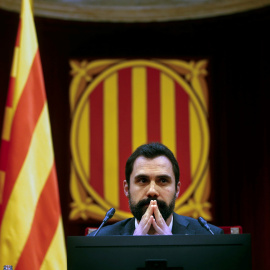 El presidente del Parlament de Catalunya, Roger Torrent, preside la sesión plenaria de la cámara catalana que este martes vota una moción de la CUP sobre la autodeterminación./ Quique García (EFE)