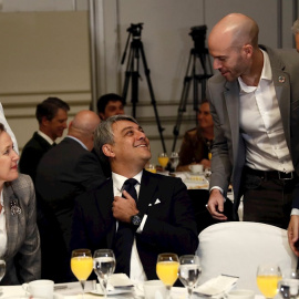 El presidente de Seat, Luca de Meo (2i), la ministra de Economía en funciones Nadia Calviño, Juan de Antonio, Director ejecutivo de Cabify (2d) y el embajador de Italia en España Stefano Sannino (d), en un desayuno informativo en Madrid. EFE/Mariscal