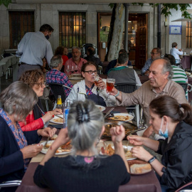 Personas comen en la terraza de un restaurante de Orense, este miércoles.