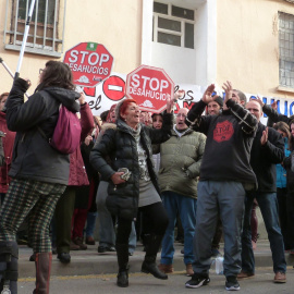 12/11/2019.- Personas de la PAH celebran haber parado el desahucio de Diego Catriel, en Guadalajara. / María Duarte