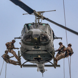 Soldados libaneses sobrevuelan una de las zonas afectadas tras un ataque israelí, a 27 de junio de 2024.