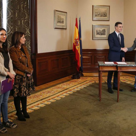 GRAF7665 MADRID, 12/112019.- El presidente del Gobierno español en funciones, el socialista Pedro Sánchez (c), y el líder de Unidas Podemos, Pablo Iglesias,d se estrechan las manos tras llegar hoy a un acuerdo para la formación de un Ejecutivo en Espa