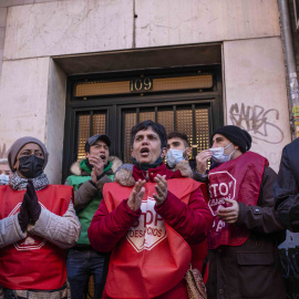 Activistas por el derecho a la vivienda protestan en la puerta del edificio de José Manuel y María para suspender el desahucio de esta pareja de octogenarios de Carabanchel, Madrid.