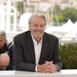 el actor francés Alain Delon atiende un photocall después de ganar la Palma de Oro Honorífica durante la 72ª edición del Festival Internacional de Cine de Cannes en el Palais des Festivals