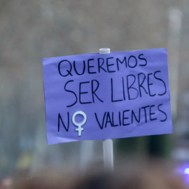 Una pancarta en una manifestación por el 8M, Día Internacional de la Mujer, desde la plaza de Atocha hasta la de Colón, a 8 de marzo de 2022, en Madrid.