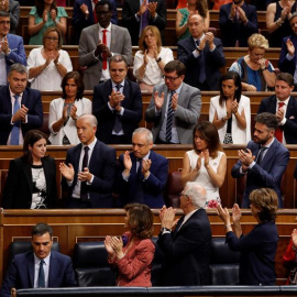 La portavoz socialista, Adriana Lastra,iz., es aplaudida por el Grupo Socialista tras su intervención. EFE