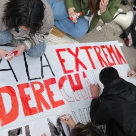 01/04/2022. Varios estudiantes escriben una pancarta contra el acto de la 'Plataforma 711 Por la Reconquista Cultural’, en el Campus de Somosaguas', a 01/04/2022.