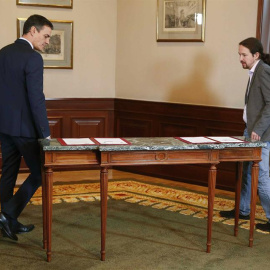 Pedro Sánchez y Pablo Iglesias en la firma del preacuerdo del Gobierno de coalición - EFE/Paco Campos