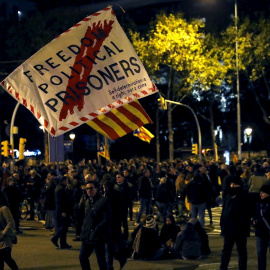 12/11/2019.- Varios centenares de personas convocadas por los denominados Comités de Defensa de la República (CDR) han cortado el tráfico en tres de las principales avenidas de acceso y salida de Barcelona, la Diagonal (en la imagen), la Meridiana y la