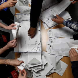 Recuento de votos en un colegio electoral. (EFE)