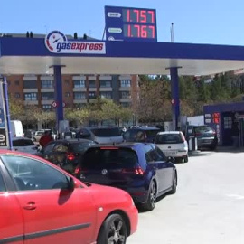 Largas colas y caos en las gasolineras el primer día de rebaja de los combustibles