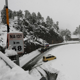 Un camión quitanieves retira la nieve de una carretera en Larra-Belgoa, después de las precipitaciones de esta noche dejaran una capa de 10 centímetros./ Jesús Diges (EFE)