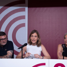 El alcalde de El Prat de Llobregat, Lluís Mijoler, la líder de los comuns en el Parlament, Jéssica Albiach, y la exalcaldesa de Barcelona, Ada Colau, a 31 de julio de 2024.