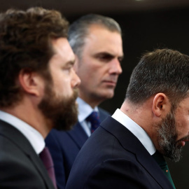 El líder de Vox, Santiago Abascal, flanqueado por Iván Espinosa de los Monteros y Javier Ortega Smith. (EFE)