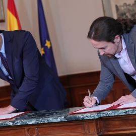 Pedro Sánchez y Pablo Iglesias en la firma del preacuerdo sobre el Gobierno de coalición - Jesús Hellín / Europa Press