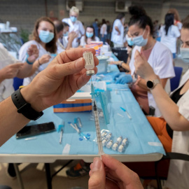 Enfermeros preparan dosis de la vacuna Astrazeneca para administrarla a estudiantes Erasmus en el Estadio Nueva Condomina de Murcia.