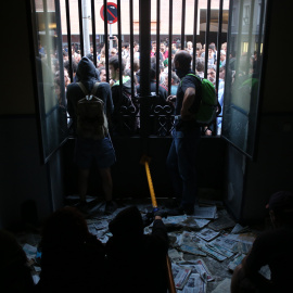 Los activistas apuntalan la puerta de entrada al edificio que han okupado en Madrid.- JAIRO VARGAS