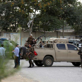 Miembros de las fuerzas de seguridad afganas vigilan un lugar cercano al atentado. (EFE)