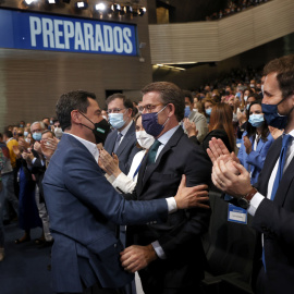 02/04/2022 El presidente de la Junta de Andalucía, Juanma Moreno, abraza a nuevo líder del Partido Popular, Alberto Núñez Feijóo, en presencia de Pablo Casado, durante la segunda jornada del XX Congreso Nacional del PP que se celebra en Sevilla