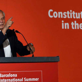 El ministro de Asuntos Exteriores, Josep Borrell, interviene en la clausura hoy en Barcelona unas jornadas sobre 'La Democracia Constitucional en el siglo XXI', organizadas por Societat Civil Catalana. (TONI ALBIR | EFE)