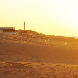 Una imagen de archivo de un paisaje con el faro de Claromecó al fondo