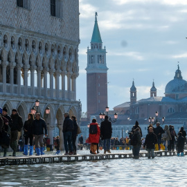 14/11/2019.- La gente camina por una pasarela improvisada sobre la Plaza de San Marcos inundada, Venecia, Italia. REUTERS / Manuel Silvestri